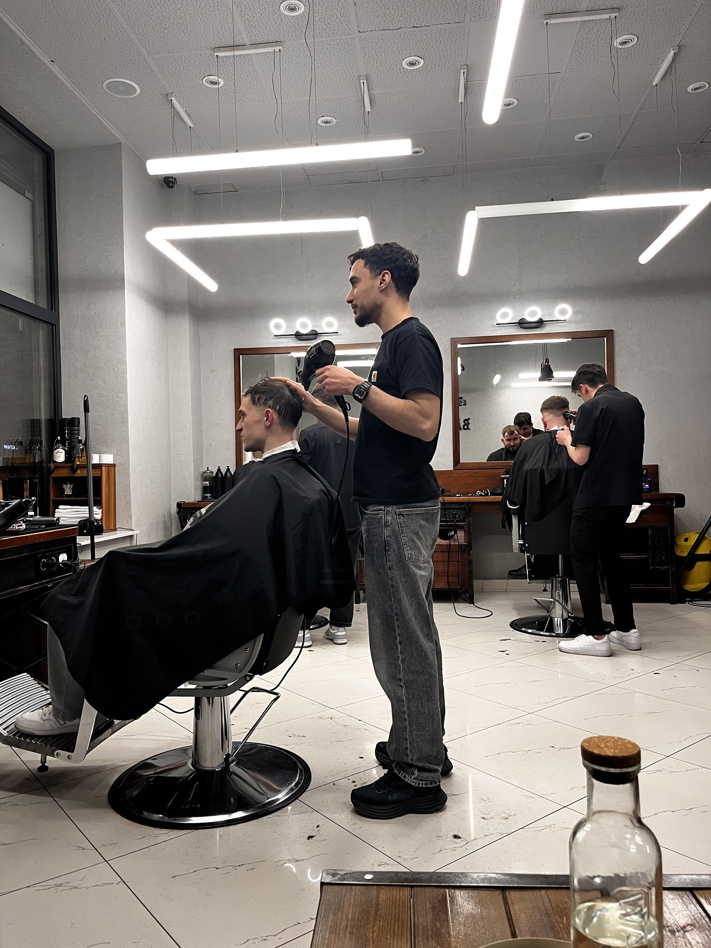 Barberzy BarberShop 18 przy pracy