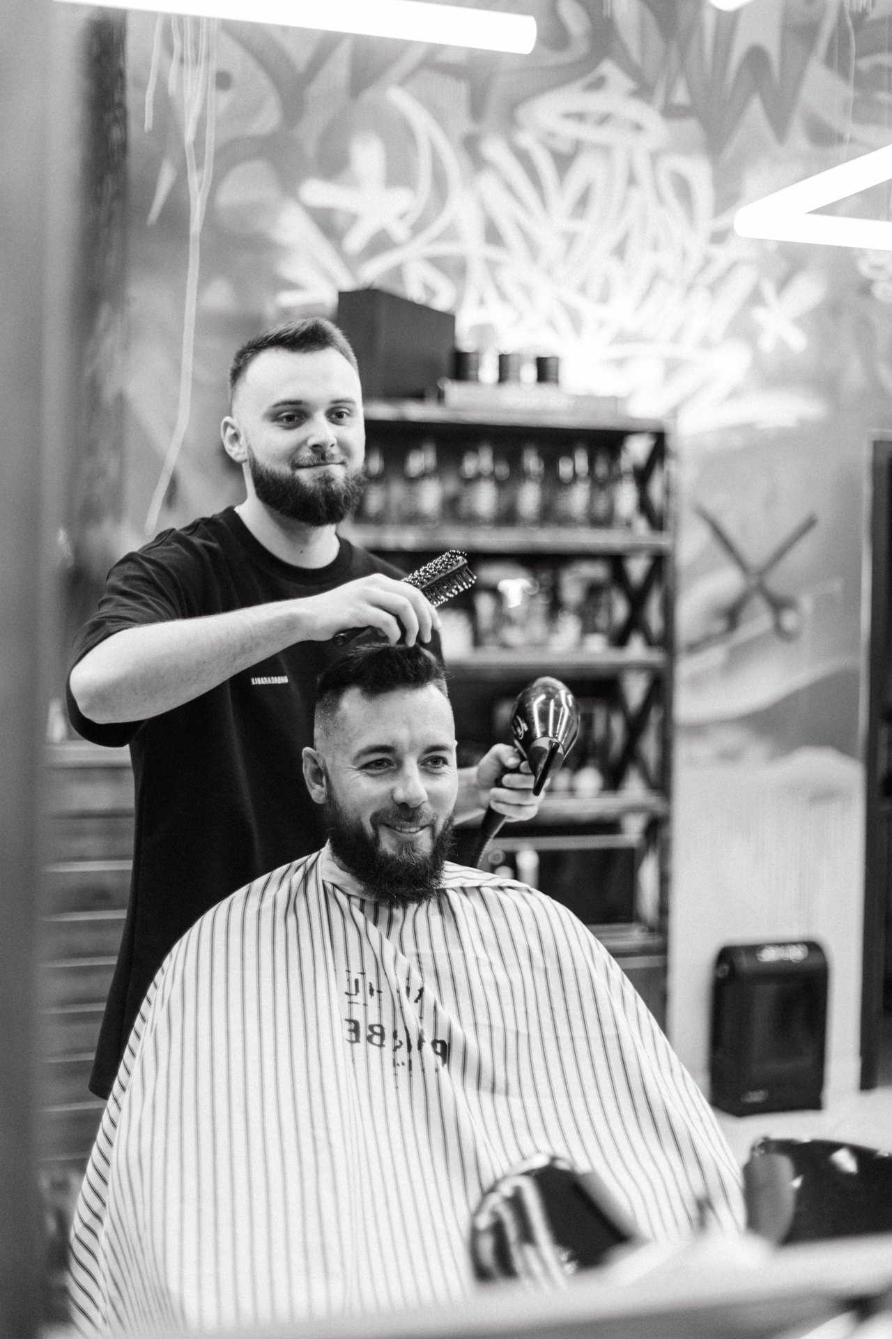 Barber dobiera fryzurę do kształtu twarzy klienta w BarberShop 18