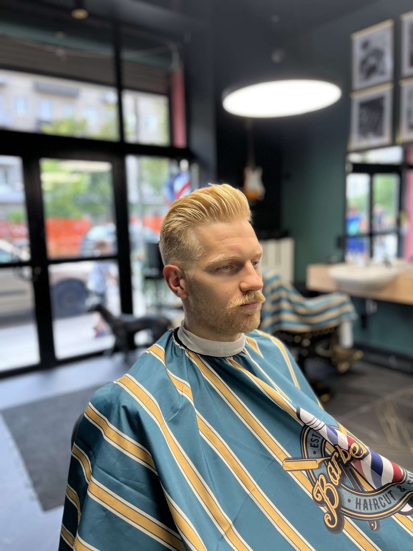 Poprawna stylizacja męskich włosów — pokaz barbera w BarberShop 18