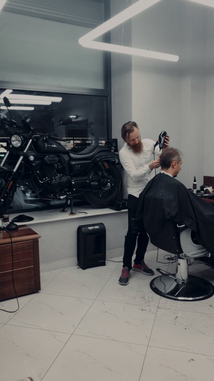 Barber premium w Warszawie — wnętrze BarberShop 18