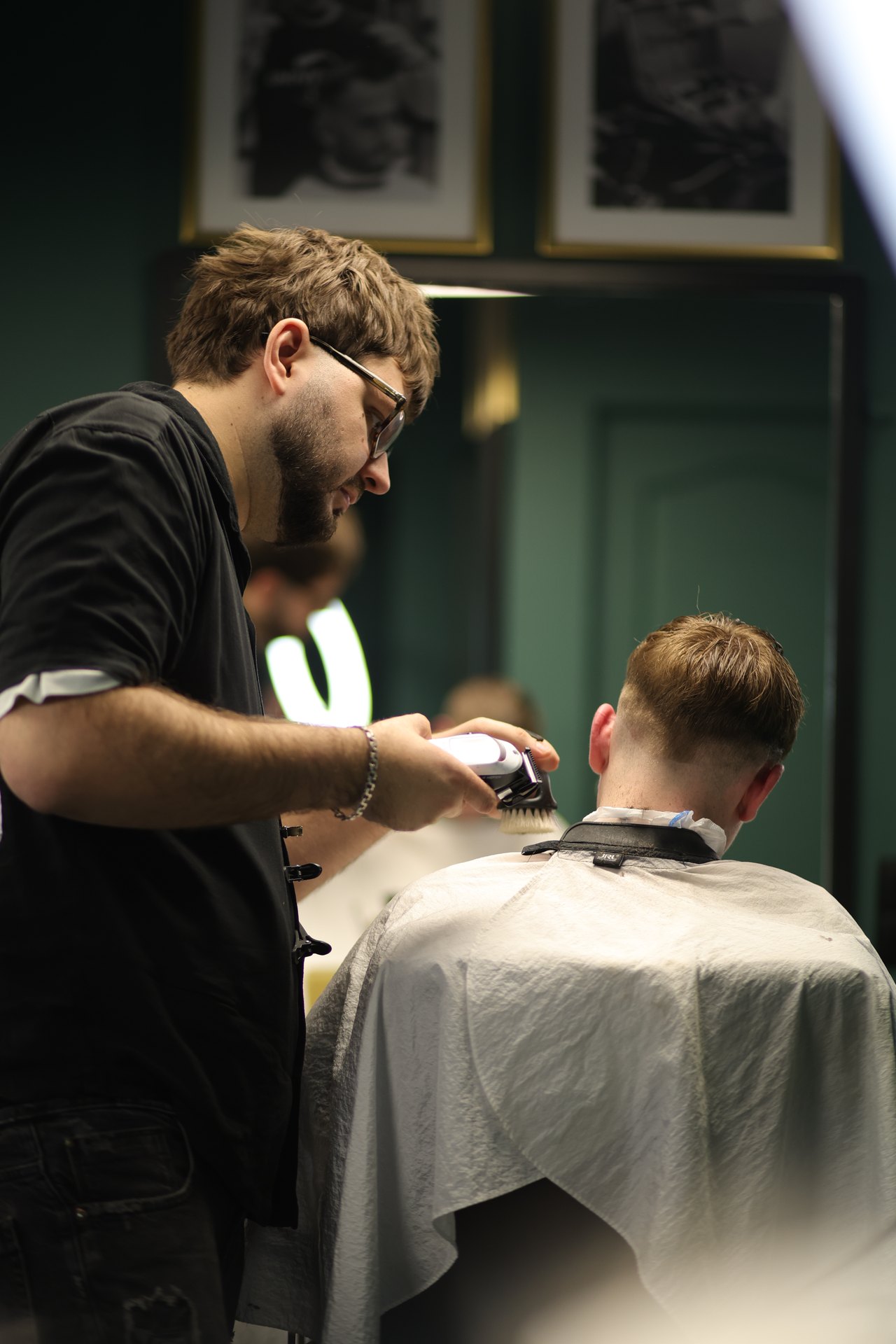 Profesjonalne golenie brzytwą w BarberShop 18 Warszawa
